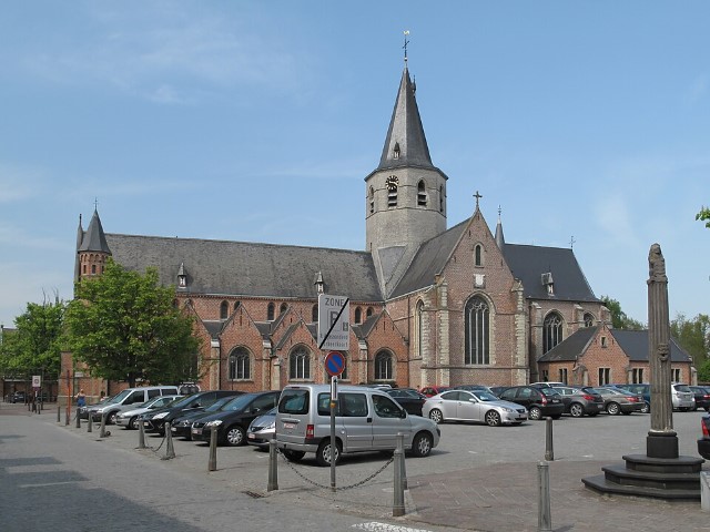 Heilig Kruiskerk in het centrum van Stekene